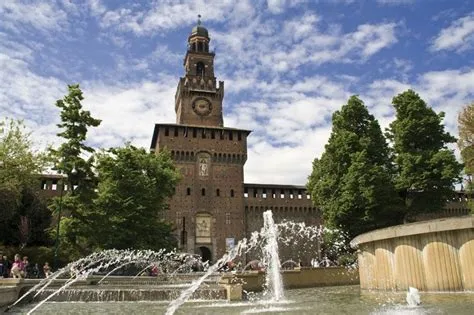 Il Castello Sforzesco: Un gigante medievale custode di tesori rinascimentali!