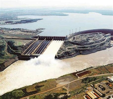 Il Faro di Itaipu! Una Spettacolare Sentinella sull'Energia e la Natura