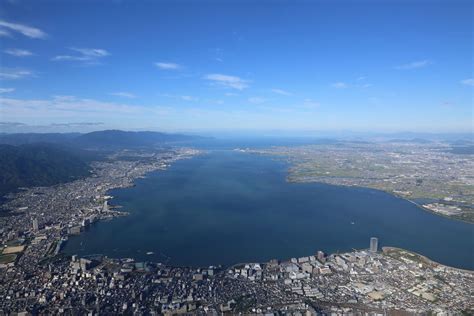 Il Lago Biwa: Un gioiello scintillante immerso nella storia del Giappone!