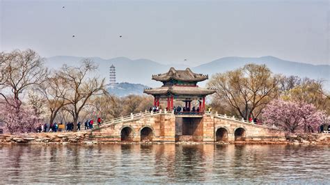 Il Tempio di Qingming: Un gioiello storico immerso nella serenità e nell'eleganza!