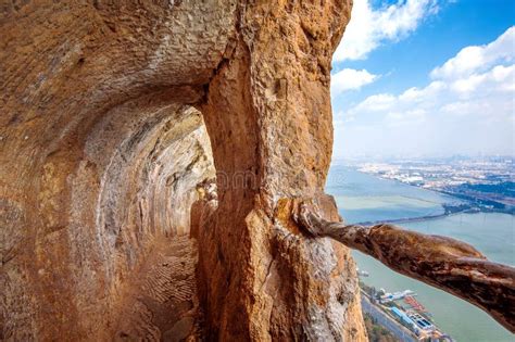 Il Tempio di Xishan: Un'Oasi di Tranquillità con Vista Mozzafiato!