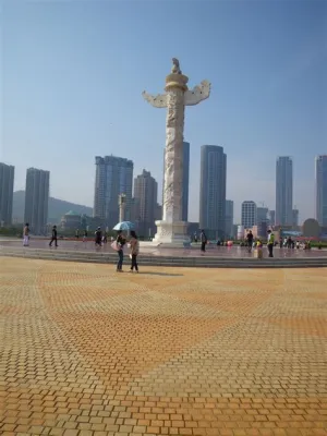 Il Xinghai Square: Un Gigantesco Mosaico di Cultura e Relax sull'Orlo del Mare!