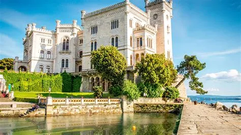 Il Castello di Miramare: Un Romantico Baluardo Affacciato sul Mare!