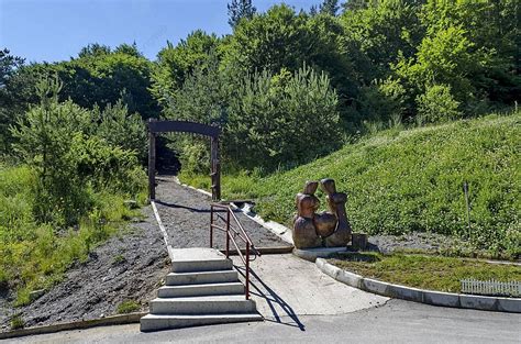 Il Parco del Sentiero del Lago: Una meraviglia verdeggiante e una finestra sul passato!